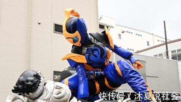 恶霸|假面骑士贞德被观众吐槽造型太过廉价,和蟑螂恶霸一样的配色!