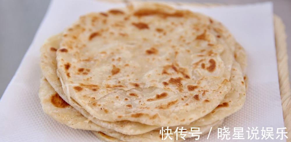 做烙饼时,别再用凉水和开水了,换成它,又软又香还出层,不发硬