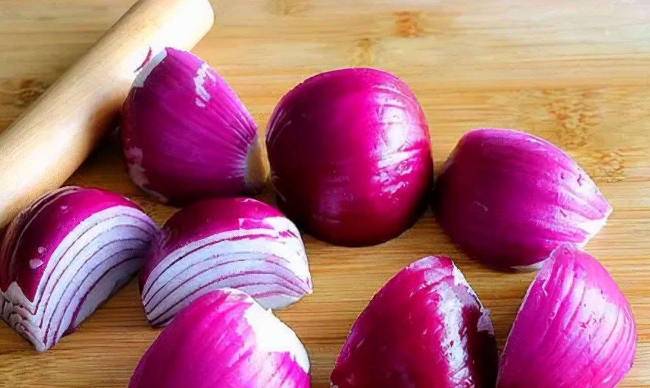 西红柿|高血压不能吃洋葱?医生提醒:想要血压平稳,可以常吃这4种食物