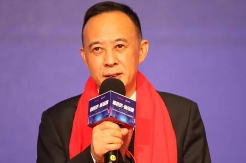 白酒|身家不到1亿,却花5亿买个亏损十几亿的酒厂,如今赚回8百亿