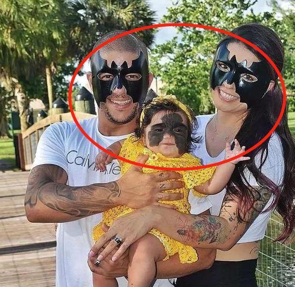 泪目|女子生下“蝙蝠侠”,亲戚朋友不敢靠近,父母的举动却让人泪目