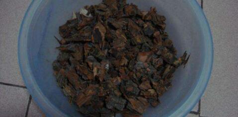 随手捡点它扔盆里，绿萝、虎皮兰、君子兰呼呼长爆盆，好用不花钱