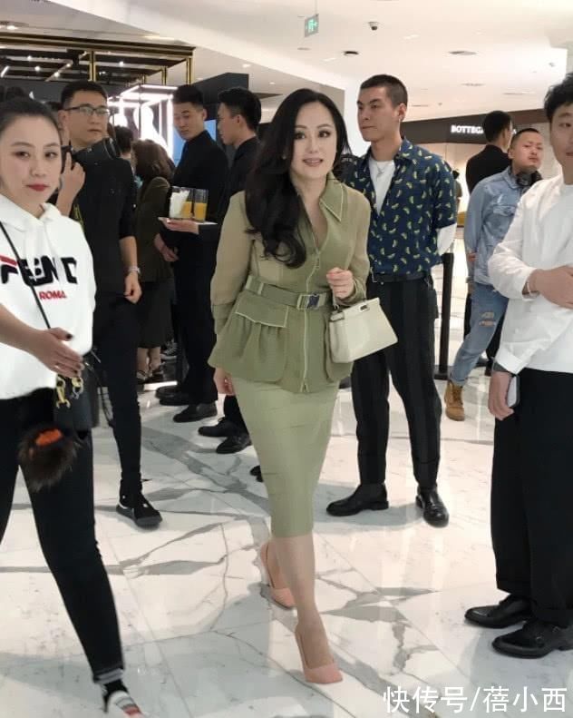 穿搭|章小蕙就算低调也满身尤物气场，穿印花裙配长卷发，妥妥的贵妇感