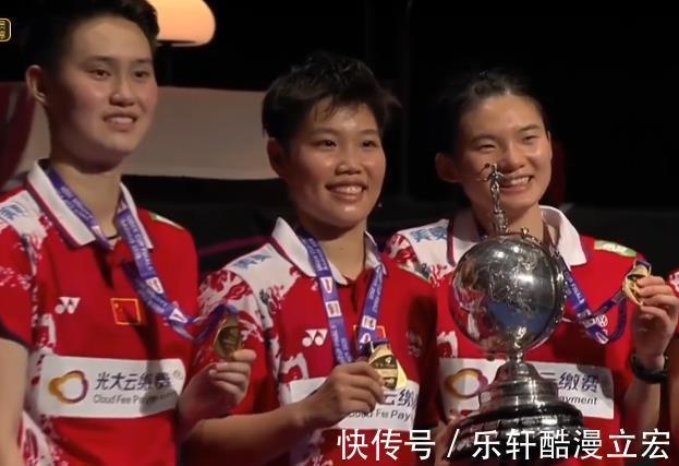 国羽|五星红旗在丹麦升起,国羽携手登上领奖台,高唱国歌,日本队失落