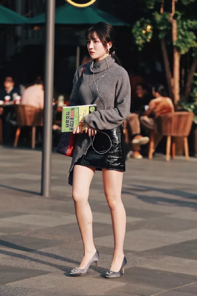 街拍:女性搭配高跟鞋,轻松穿出时尚的味道