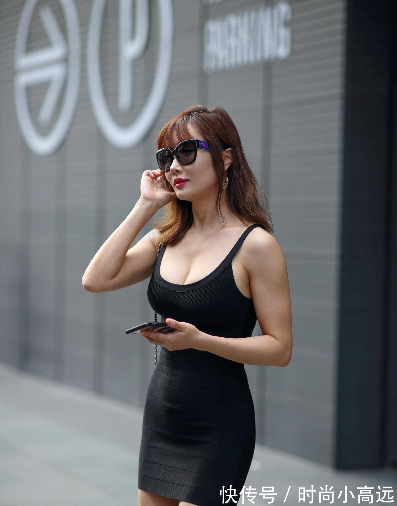 tips 短款黑色修身裙子,后背镂空式设计,更显自信