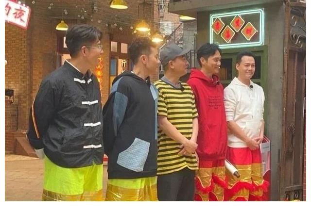 《大灣仔的夜》開業(yè)路透？陳小春站C位，張智霖笑容靦腆被贊靚仔