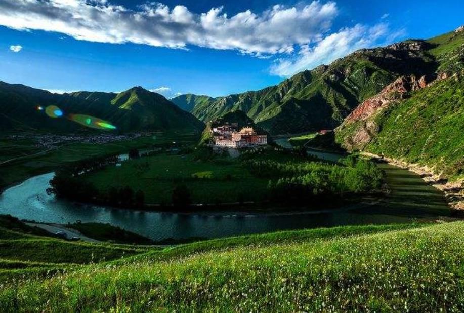  嘎丁寺|青藏高原上“特殊”的寺庙：僧人闭关长达10年，规定女性不得入内