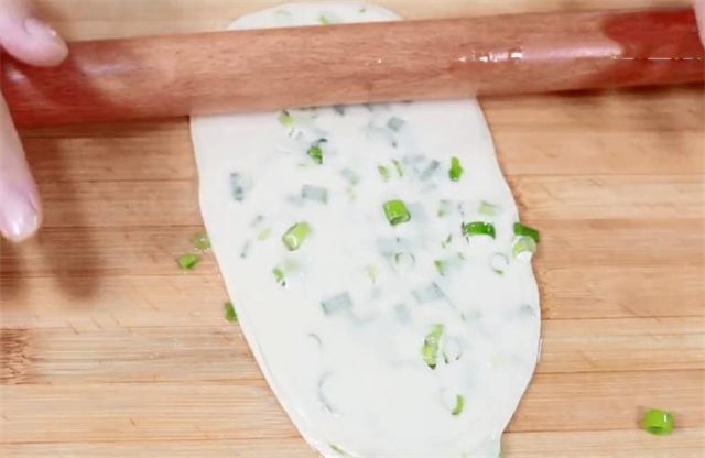 油饼|饺子皮别只会包饺子,试试这种做法,层层松软,出锅后比饺子还香