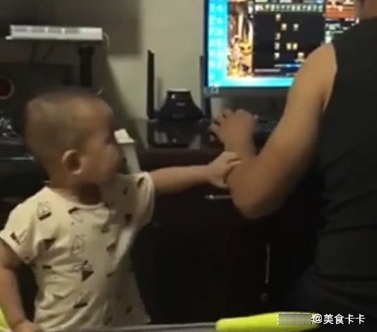 亲爱的|“小暖男宝宝”教训爸爸走红,拿着扫帚为妈妈撑腰,最后一幕好暖