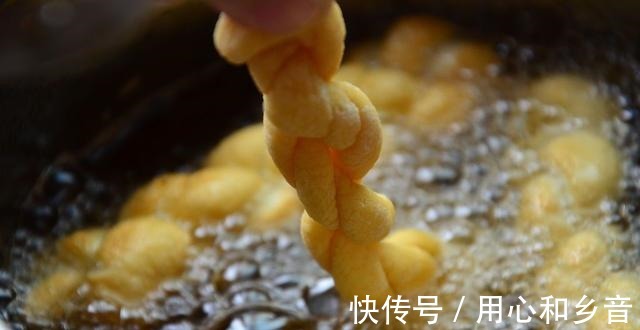 面粉里面加上2个鸡蛋,自己在家炸麻花,香脆好吃!