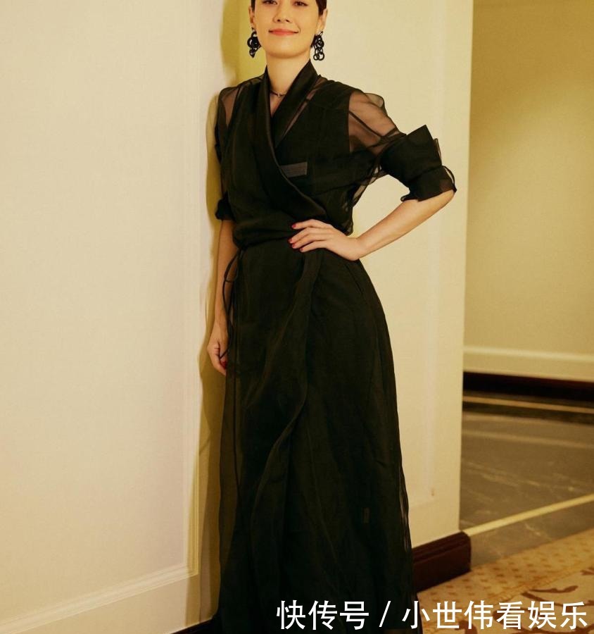 马伊琍终于认真打扮自己,穿黑纱裙优雅又高级,44岁美出国际范