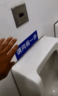 |搞笑GIF:女孩出门一定要注意 别被人偷走东西了都不知道