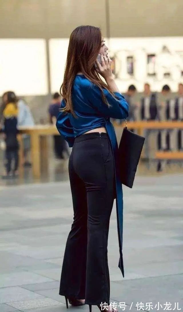 气质 蓝色休闲短袖搭配蓝色直筒打底裤,身材线条完美,气质高级