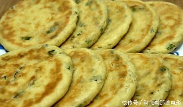 烙饼时,别傻傻只加面粉,多加一种食材,小饼香酥好吃,越嚼越香