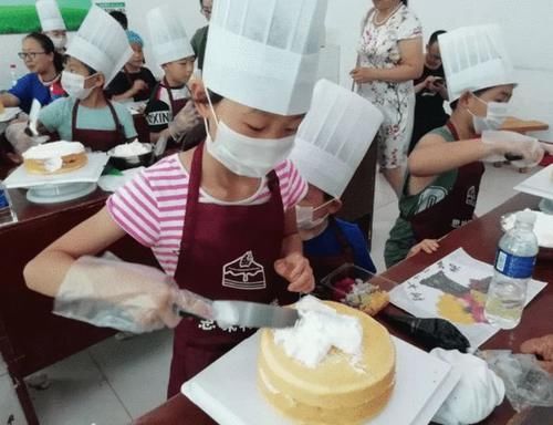 学生|家长买“蛋糕边角料”给孩子吃，引众人吐槽，节俭的父母养自卑娃