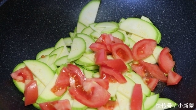 西葫芦别再炒肉了,放个番茄炒一炒,做法简单,清淡营养好吸收