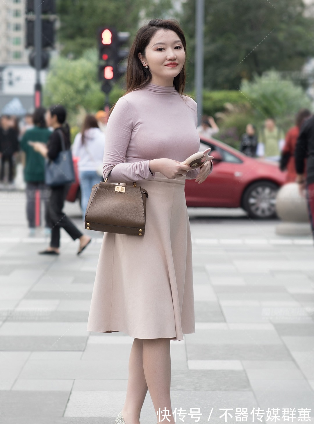 淡紫色的高领长袖配上深杏色的半身裙,优雅时尚又美丽清新