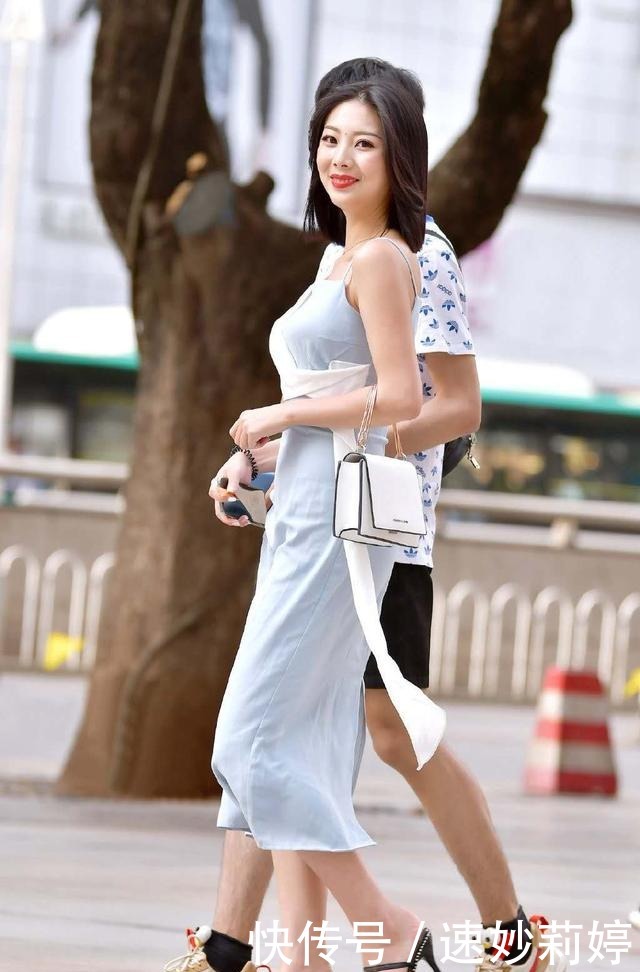 气质美女,时尚有范,裙装也能穿着别致
