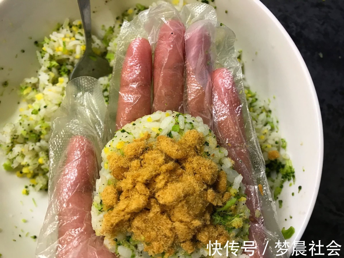 自制|自制肉松饭团,搭配西兰花,好吃又营养