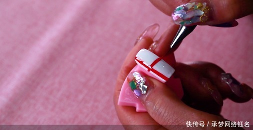 不容错过的丝绒格子美甲教程