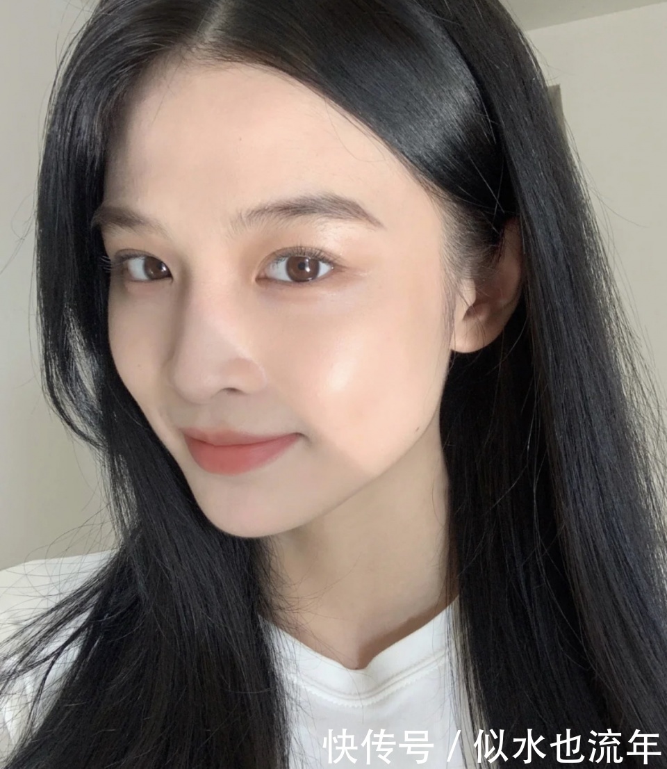 唇釉|学生党不能化妆？这四只“伪素颜”色，显白又心机，减龄还不挑皮