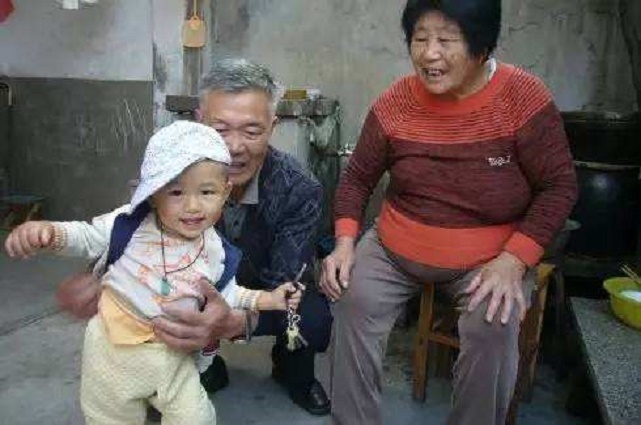 小琴|2岁宝宝哭喊挠脖子,去医院取出东西后,一家人情绪失控