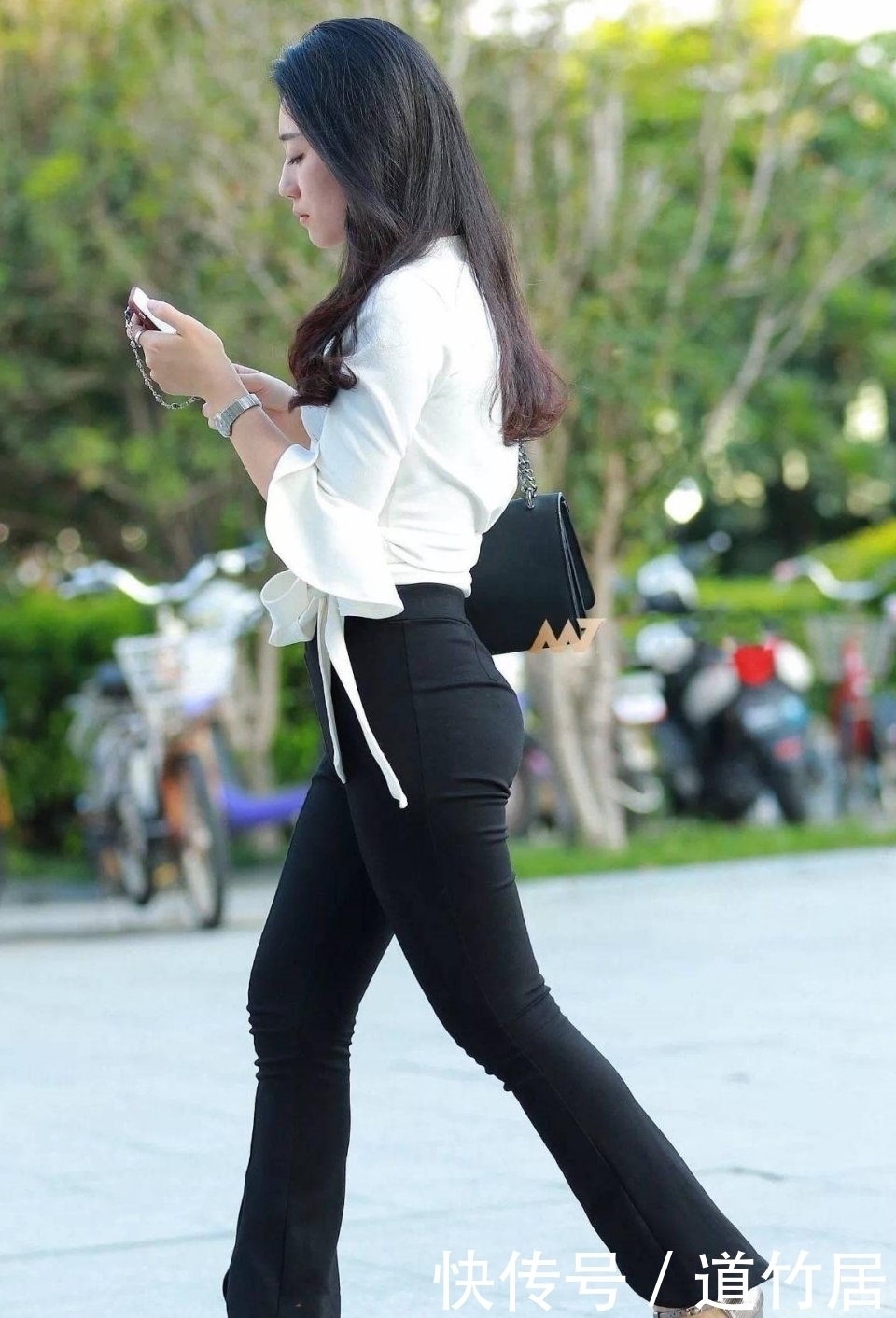 小姐姐|街拍:黑色紧身裤搭配白色束腰上衣,小姐姐有一种独特的阳光气质