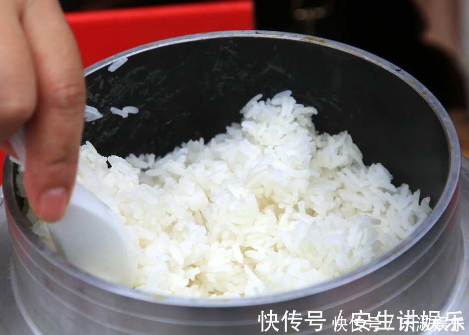外行|蒸米饭，只加清水是外行，牢记3个窍门，米饭香软好吃，粒粒分明