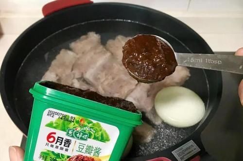  用排骨煲汤如何处理肉腥？教你一招，肉质鲜美、入口即化