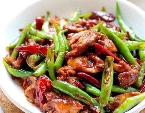 美食推荐：特色大盘鸡，蒜泥白肉，农家小炒肉丁，青椒炒鸡腿肉的做法