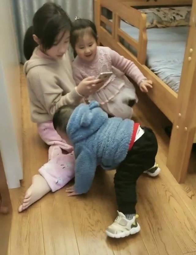 弟弟|姐姐的房门口挂“男生不准入内”，弟弟视而不见，爸爸我进还是不进