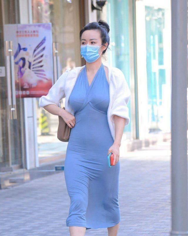 挂脖子裙 漂亮的美女,穿着蓝色的挂脖子裙,穿着直率的美!