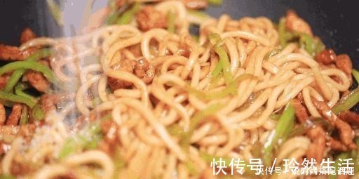 饭店厨师教你炒面做法,步骤很简单,面条不起坨不粘,劲道好吃
