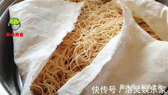 面条别再水煮了，换种新吃法，比凉拌的好吃百倍，我家一周吃5次