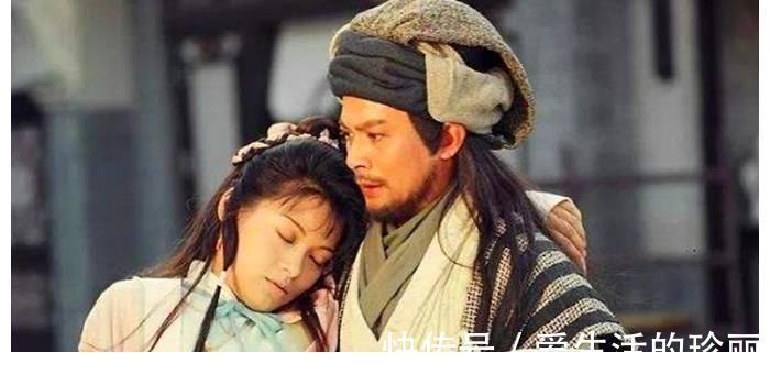 跳崖@阿紫为何要撵开众人,抱着乔峰跳崖?看看乔峰对她做了啥