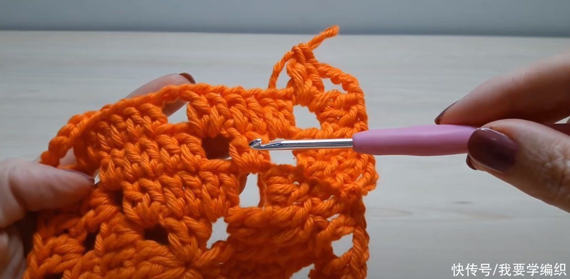  做成|清新简约的钩针方片，可当坐垫或做成抱枕，镂空条三角拼接片教程