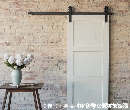 吊轨门|为什么有钱人厨房不装推拉门头一次见这种设计，懊悔装完才察觉