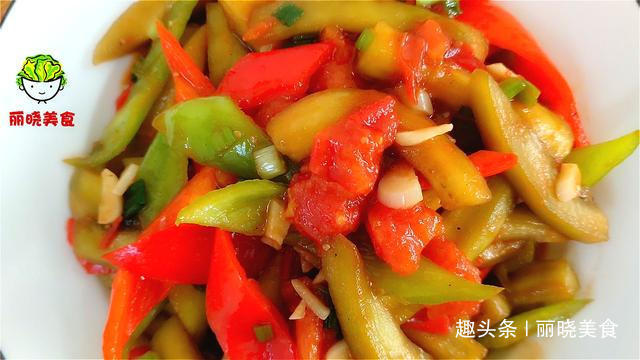 现在才知道，炒茄子不能先放油，大厨教你一招，出锅不发黑不吸油