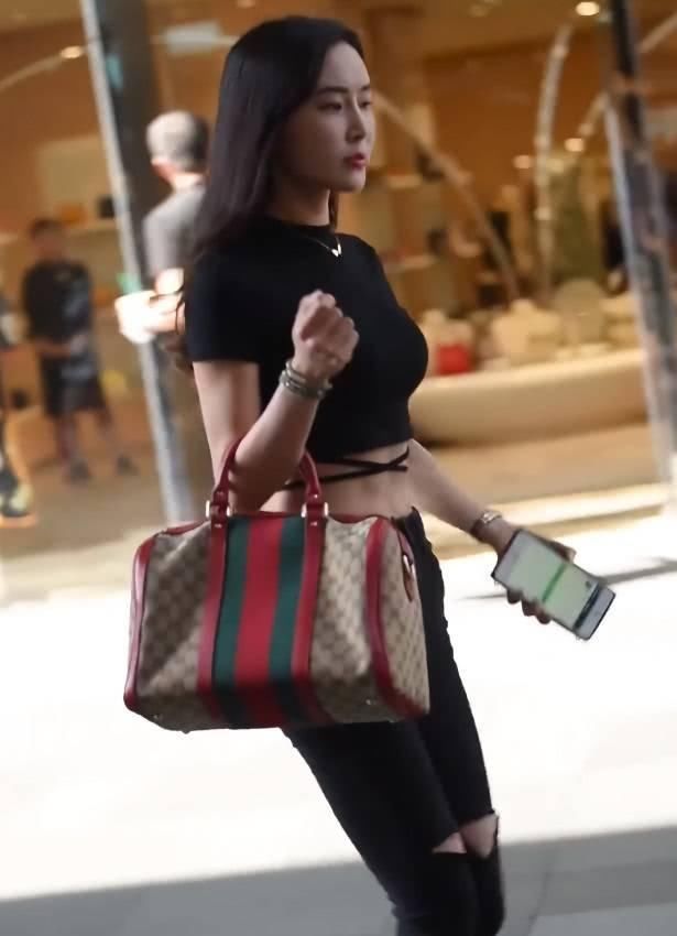身材|街拍美女小姐姐单靠这个侧面身材,也足够吸引很多的视线