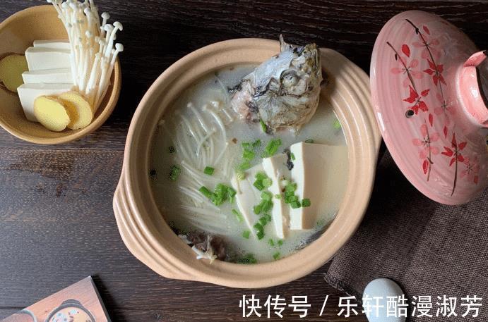 鲫鱼汤|家常鲫鱼豆腐汤的做法，简单快手，营养丰富，家人都爱吃