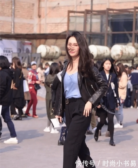 穿搭 螓首蛾眉,巧笑嫣然,黑色机车皮衣配七分裤的穿搭,彰显个性