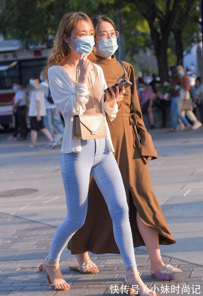 落落大方|针织开衫搭配细腻的蓝色紧身裤,知性优雅,落落大方