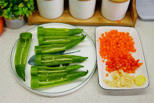 年夜饭上加盘“一帆风顺”,几个青椒蒸一蒸,鲜香解馋,寓意好