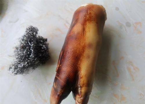  猪手和猪肘子去异味有窍门，烤制这一步不能少，做出的菜肴干净没异味，放心吃