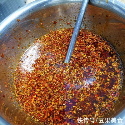 我经常做红油口水鸡，家人都爱吃，婆婆夸我聪明又贤惠