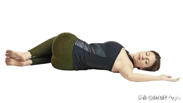 下犬式|打开胸腔好处多！这组瑜伽体式有效打开胸腔，身姿更加挺拔