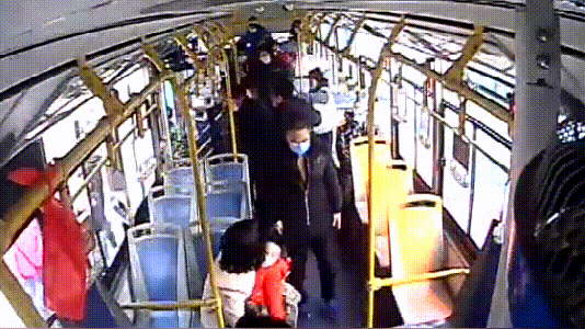 爱的城市|公交车乘客紧急撤离，只因车上一男子…