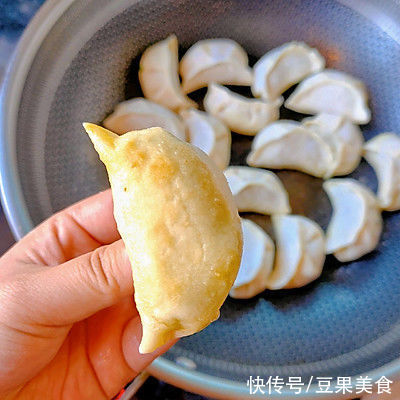 煎饺|老少皆宜的鸡蛋煎饺，香软咸鲜，味美可口