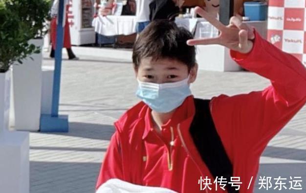 拖鞋|全红婵阿布扎比穿拖鞋比剪刀手,中国队暂列第2她一脸轻松
